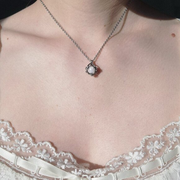 Vintage elegant silver pearl necklace with a delicate chain - Picture 2 of 6